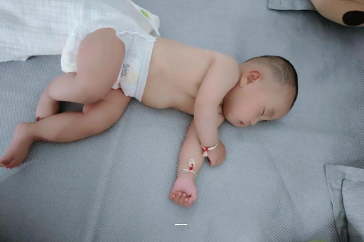 代怀包生男孩医院五个月宝宝呕吐